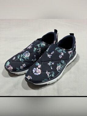 Vera Bradley Women's Slip-On Shoe Navy Garden Size 7  Very Clean Minimal Wear